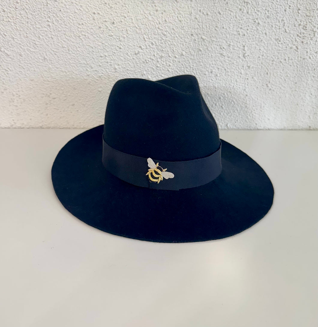 Soft back fur felt fedora and bee
