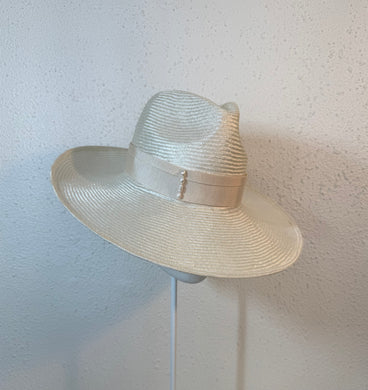 Fedora in ivory with natural pearls