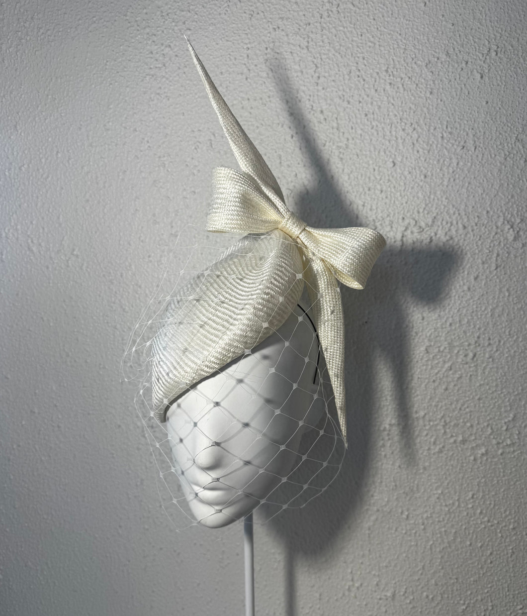 Ivory beret with sharp bow
