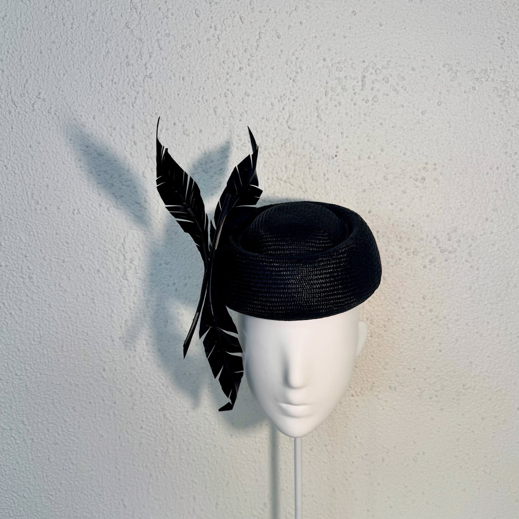Pillbox noir feathers