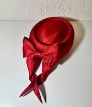 Pillbox classic in vibrant red