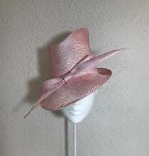 Sharp fedora in soft pink
