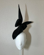 Sharp tipping point beret in black