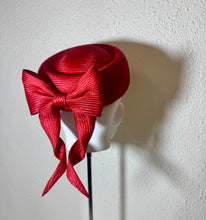 Pillbox classic in vibrant red
