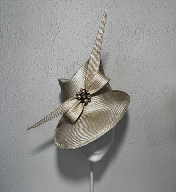 Sharp fedora in pearl with beadwork