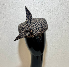 Pillbox - snow leopard with knot detail