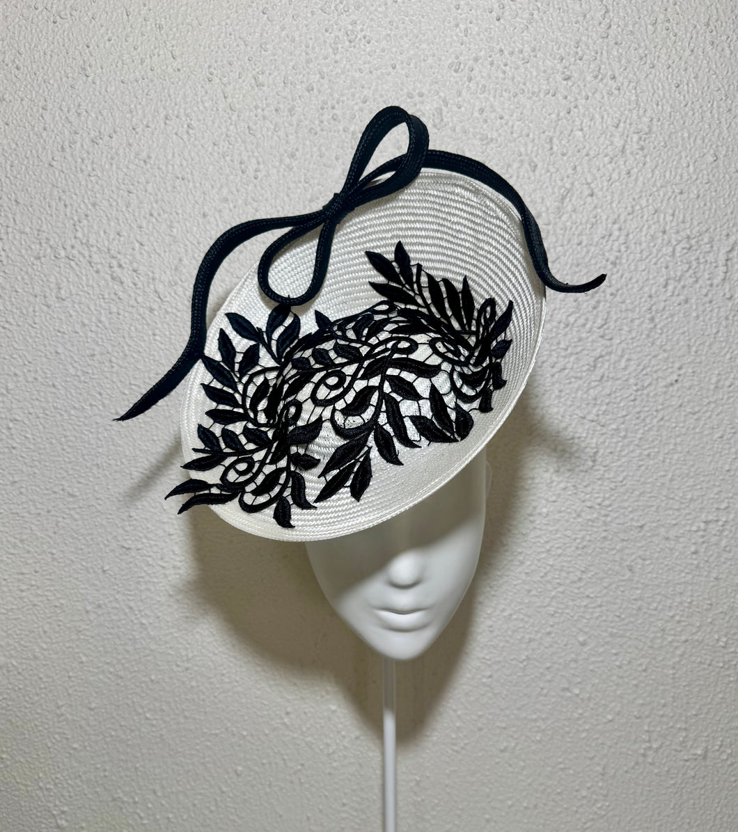 Derby lace saucer
