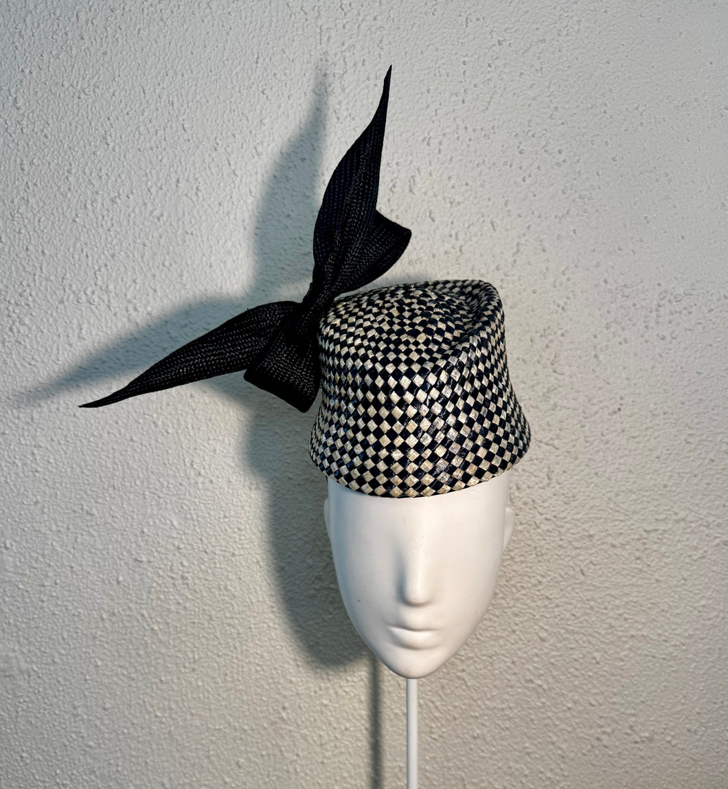 The houndstooth balancing the bow