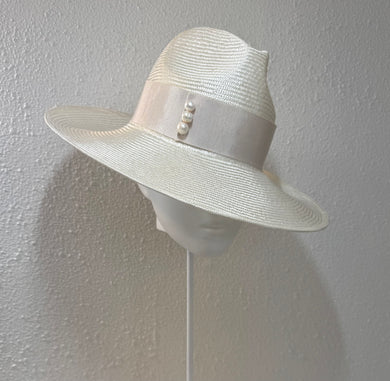 Fedora in ivory with natural pearls