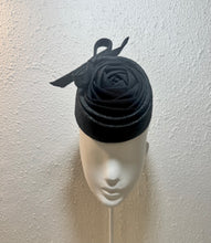 Black pork pie rose