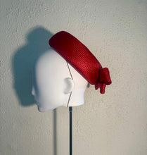 Pillbox vibrant red and flat double bow