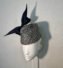 The houndstooth balancing the bow
