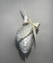 Ivory beret with sharp bow