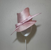 Sharp fedora in soft pink