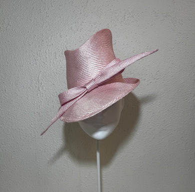 Sharp fedora in soft pink