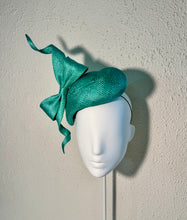 Turquoise small groove beret with side bow