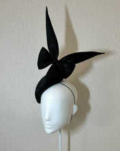 Sharp tipping point beret in black